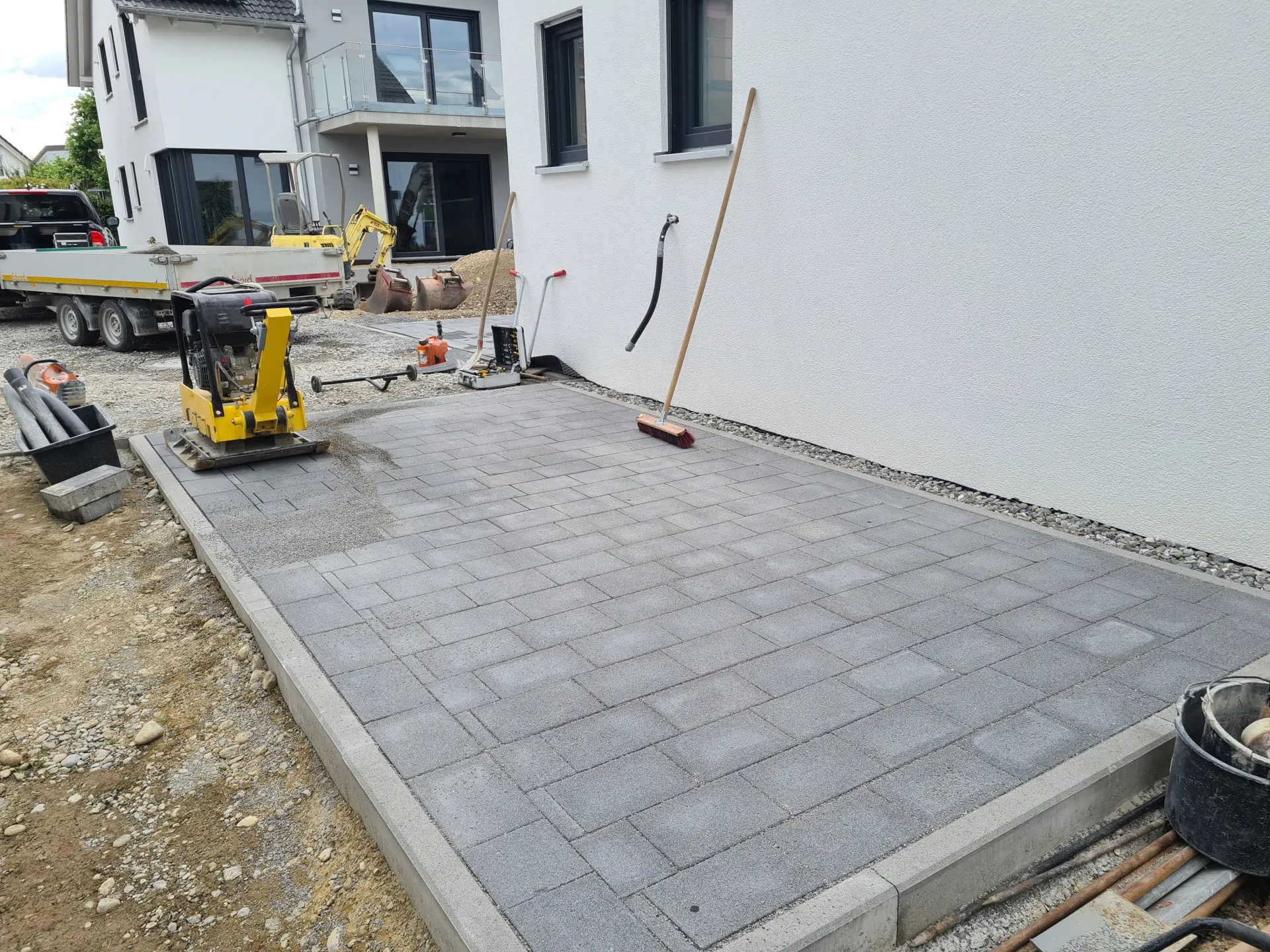 Gepflasterter Parkplatz als robuste Fläche für Einfahrt, Hof oder Außenanlage in der Region Überlingen
