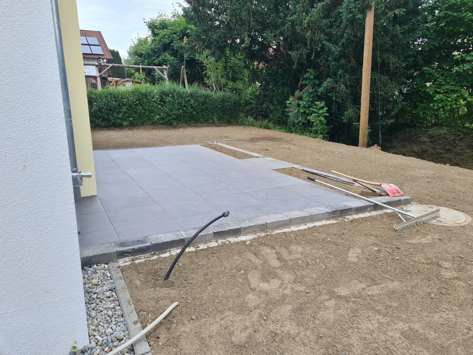 Nachher-Bild einer neu gestalteten Terrasse nach der Gartenumgestaltung im bestehenden Garten
