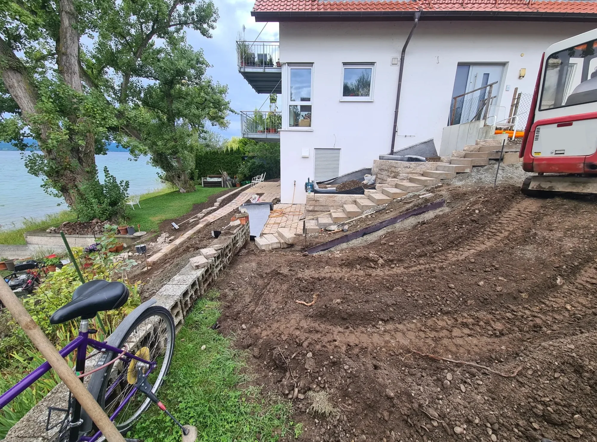 Baustelle einer Gartenneuanlage mit Treppe als Zugang in den Garten
