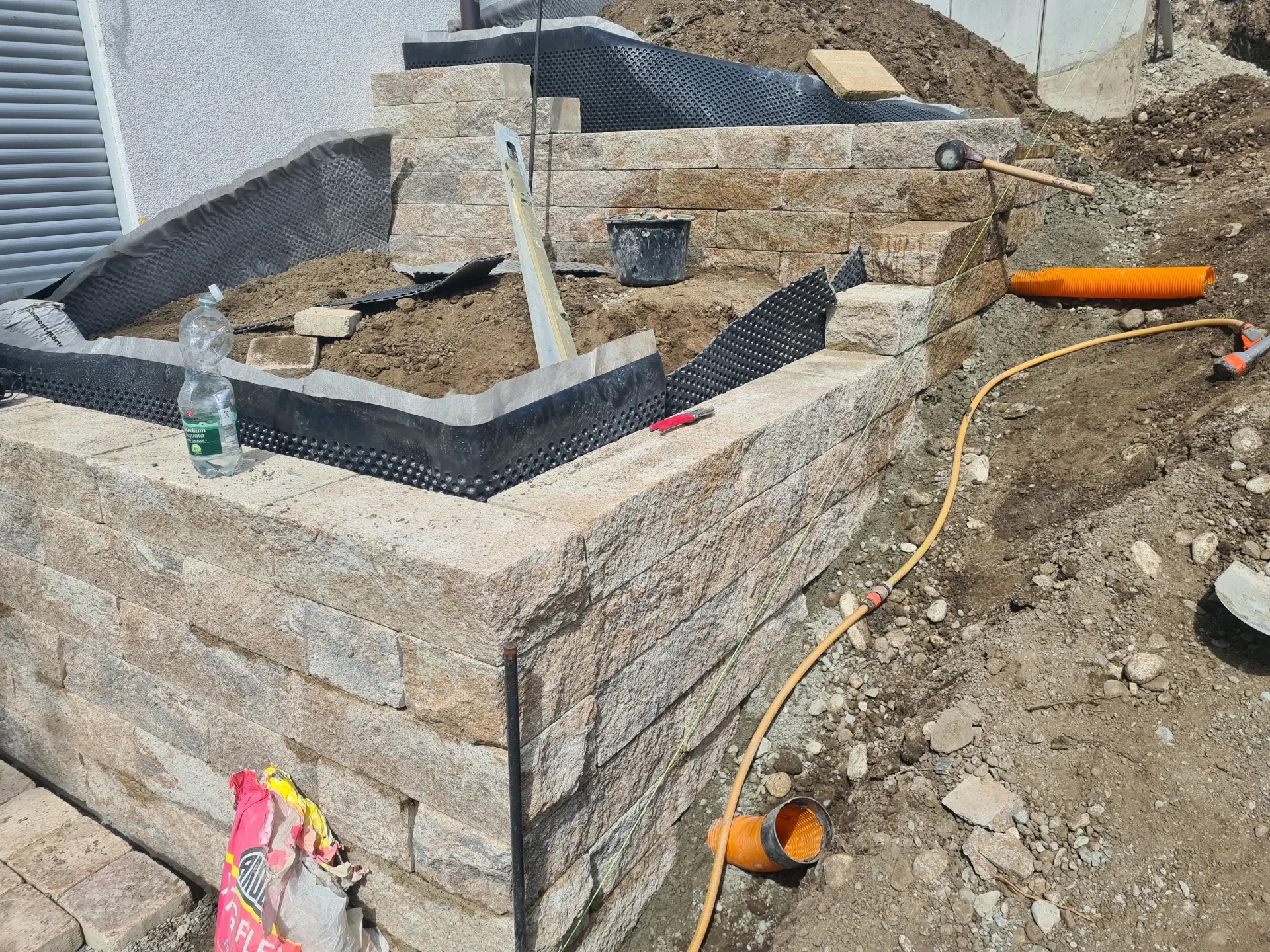Mauer als Abstufung im Garten zur Bepflanzung und Strukturierung der Außenanlage