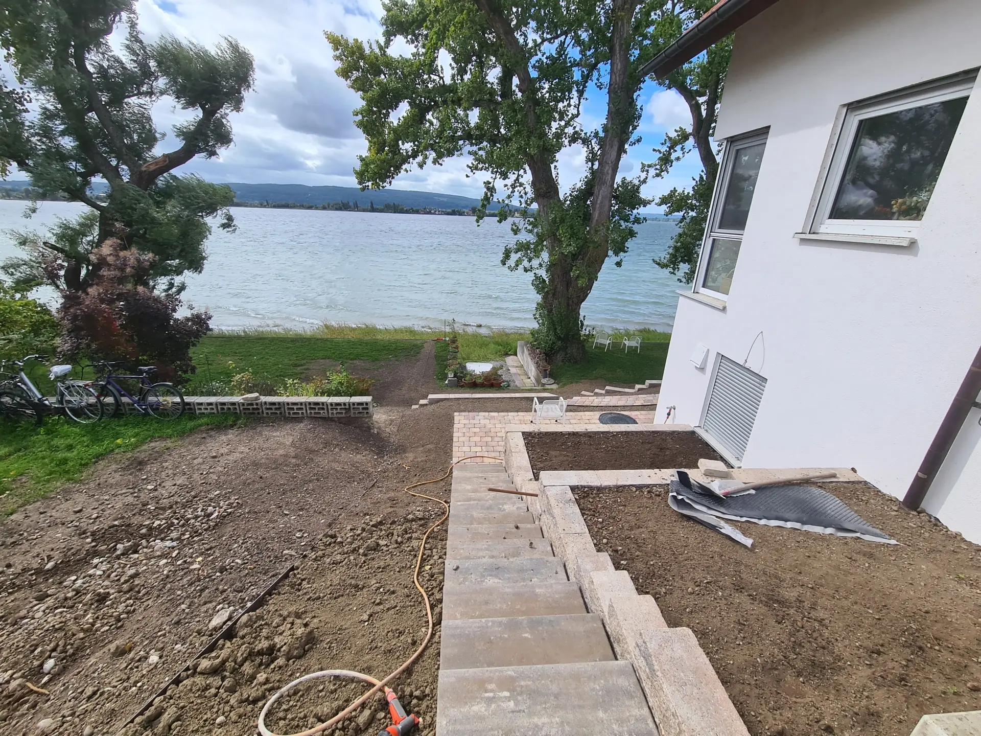 Treppe in den Garten während der Bauphase einer Gartenumgestaltung