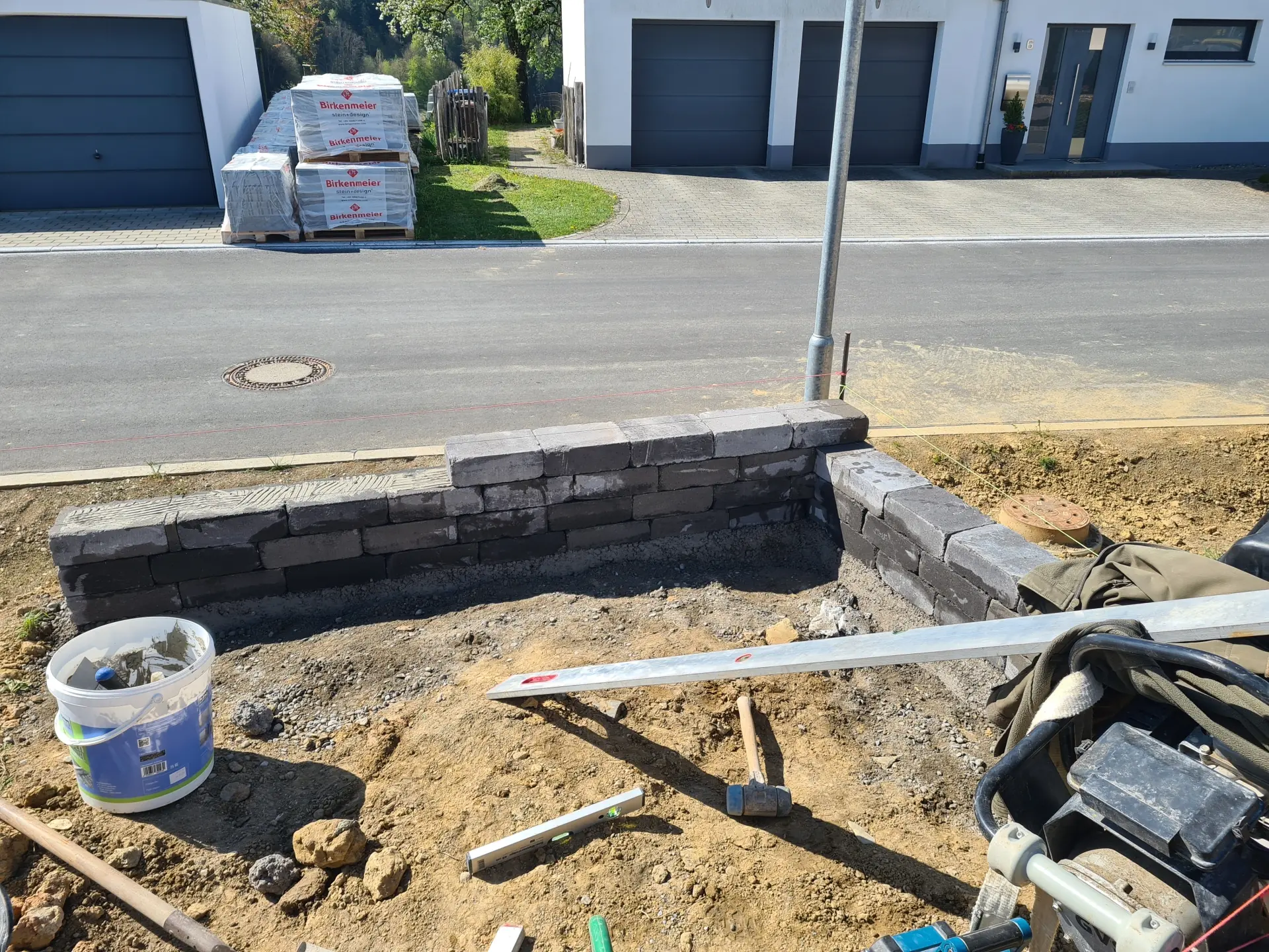 Eckmauer als stabile und gestalterische Lösung für den Gartenbereich