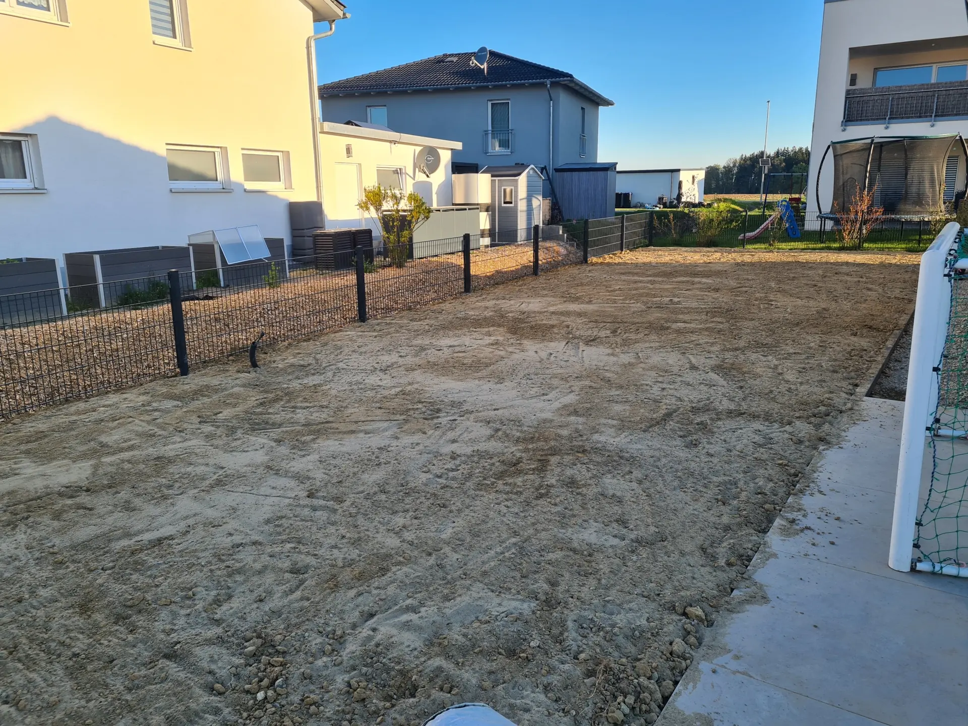 Erdarbeiten als Vorbereitung für Gartenbau