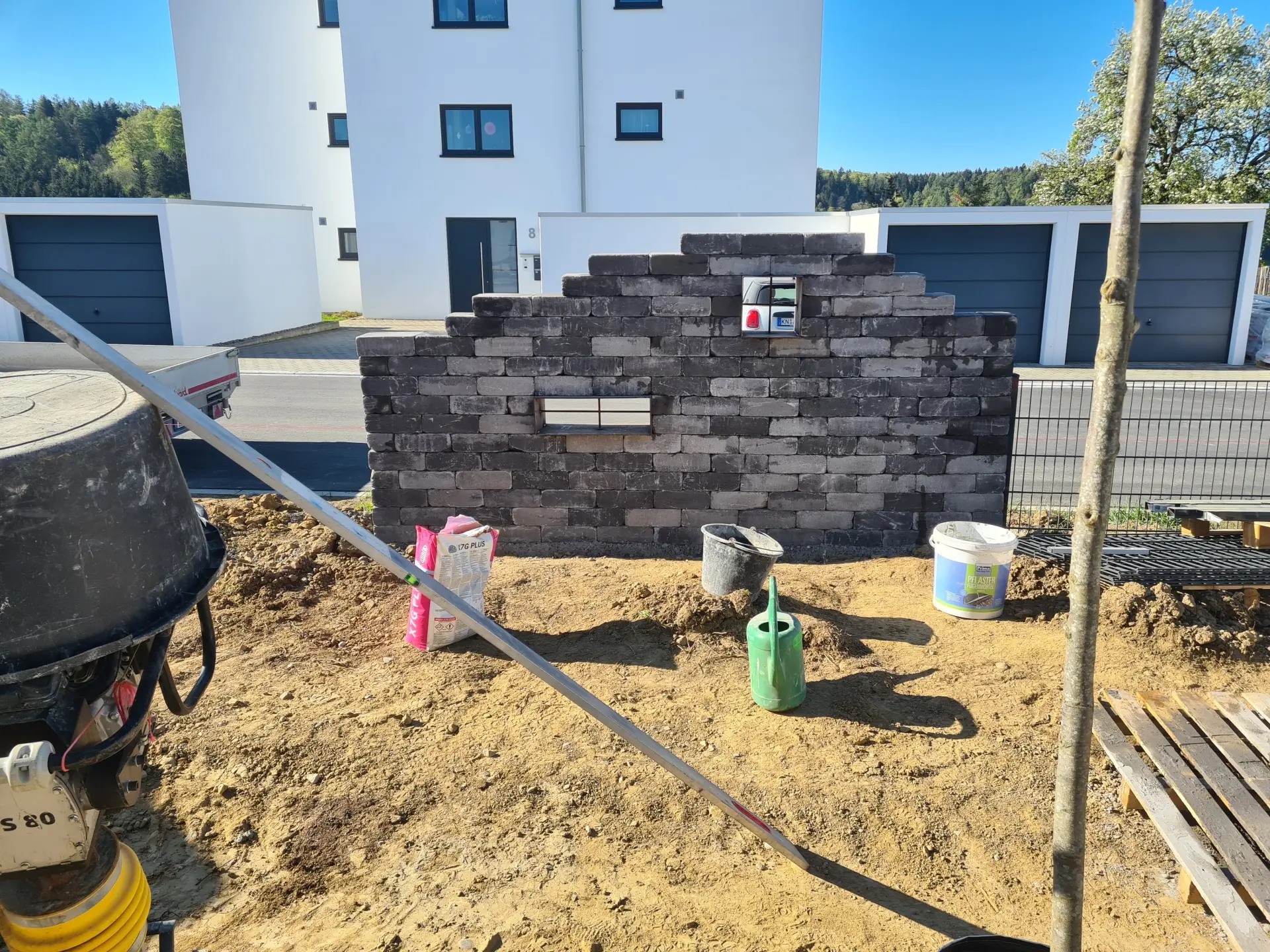 Mauerbau mit Fenstern