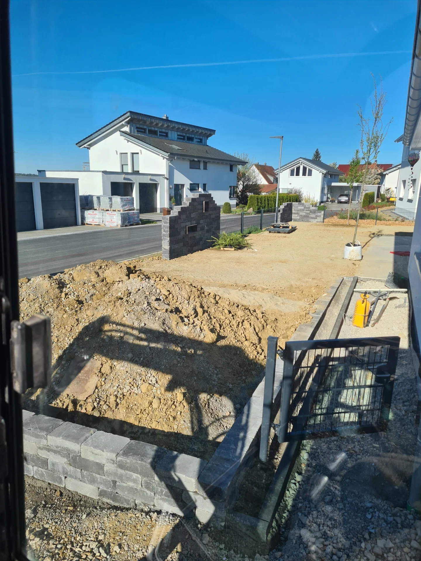 Vorher-Bild eines Gartenbereichs vor dem Zaunbau und der neuen Grundstücksgestaltung