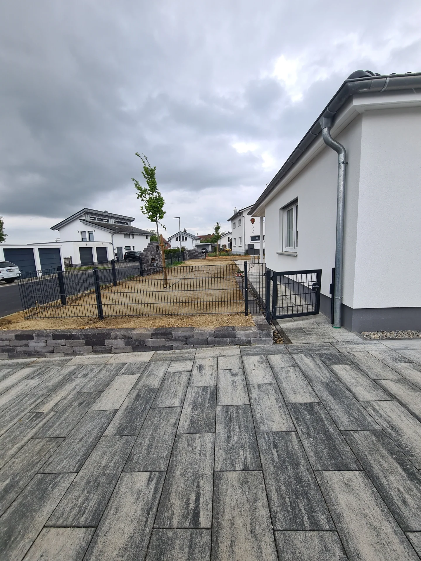Zaunbau für Garten Zaunanlage zur sicheren Abgrenzung eines Gartens