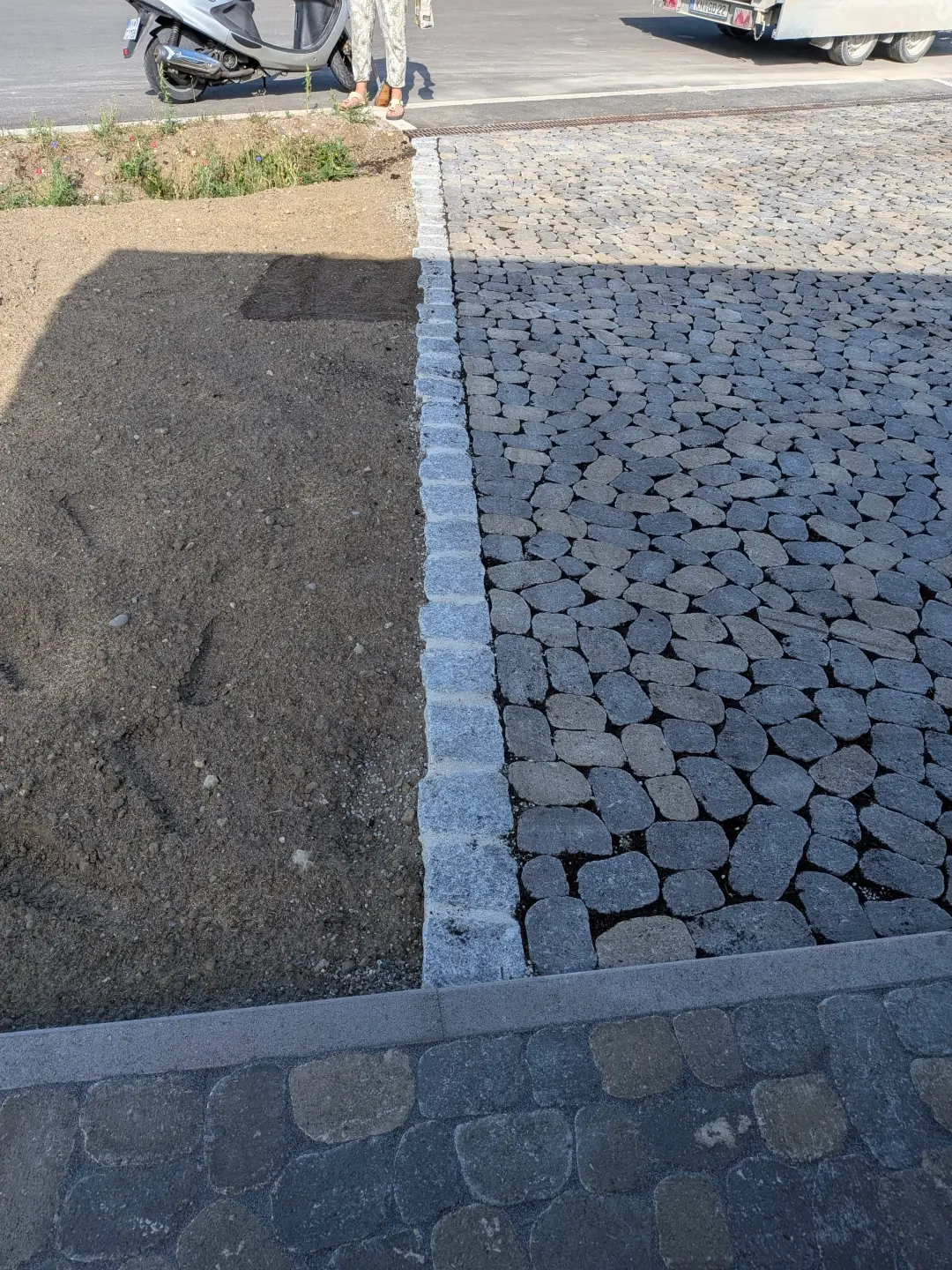 Natursteineinzeiler als robuste und natürliche Trenner für Wege, Einfahrten und Eingangsbereiche